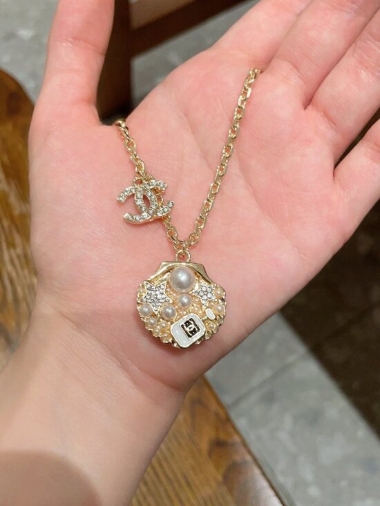 Chanel Shell Necklace - Picture 3 of 8